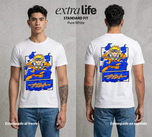 La Aldea Oculta | Zorro de Nueve Colas #02935 - Playera Standard Fit | Pure White - Foto en modelo