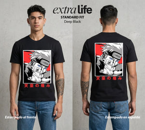 La Aldea Oculta | Zorro de Nueve Colas #02949 - Playera Standard Fit | Deep Black - Foto en modelo