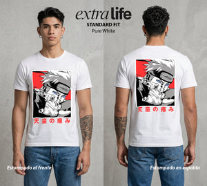 La Aldea Oculta | Zorro de Nueve Colas #02949 - Playera Standard Fit | Pure White - Foto en modelo