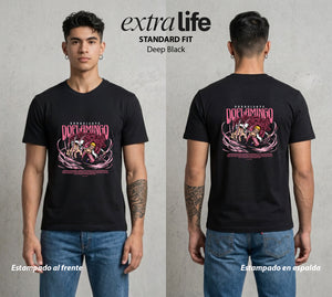 Mar de los Piratas | Hilos del Destino #03089 - Playera Standard Fit | Deep Black - Foto en modelo