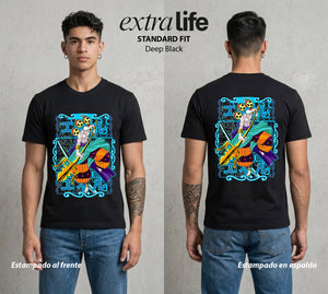 Mar de los Piratas | El Dios del Trueno #03100 - Playera Standard Fit | Deep Black - Foto en modelo