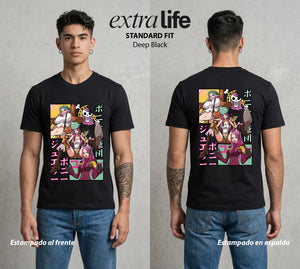 Mar de los Piratas | La Chica de las Edades #03121 - Playera Standard Fit | Deep Black - Foto en modelo