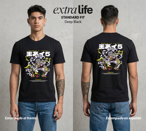 Mar de los Piratas | Capitan Desatado #03176 - Playera Standard Fit | Deep Black - Foto en modelo