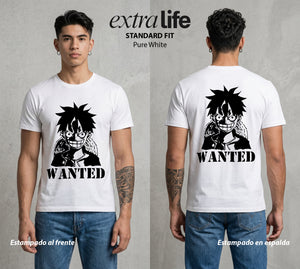 Mar de los Piratas | Capitan de Goma Se Busca #03215 - Playera Standard Fit | Pure White - Foto en modelo