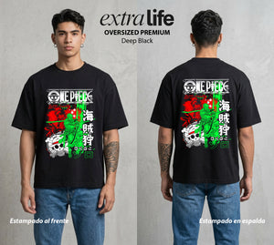 Mar de los Piratas | Tres Espadas #03249 - Playera Oversized Premium | Deep Black - Foto en modelo