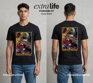 Mar de los Piratas | La Espada del Mundo #03253 - Playera Standard Fit | Deep Black - Foto en modelo