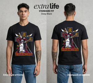 Mar de los Piratas | El Ojo del Halcon #03254 - Playera Standard Fit | Deep Black - Foto en modelo