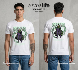 Mar de los Piratas | El Rebelde del Mundo #03258 - Playera Standard Fit | Pure White - Foto en modelo