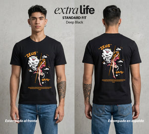 Mar de los Piratas | La Navegante #03263 - Playera Standard Fit | Deep Black - Foto en modelo
