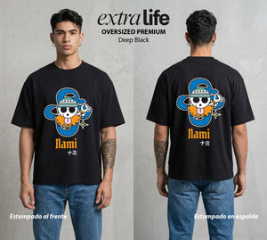 Mar de los Piratas | La Navegante con Bandera #03268 - Playera Oversized Premium | Deep Black - Foto en modelo