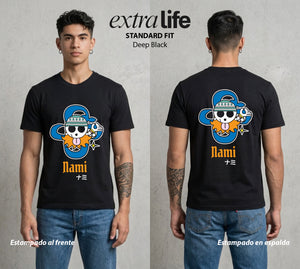 Mar de los Piratas | La Navegante con Bandera #03268 - Playera Standard Fit | Deep Black - Foto en modelo