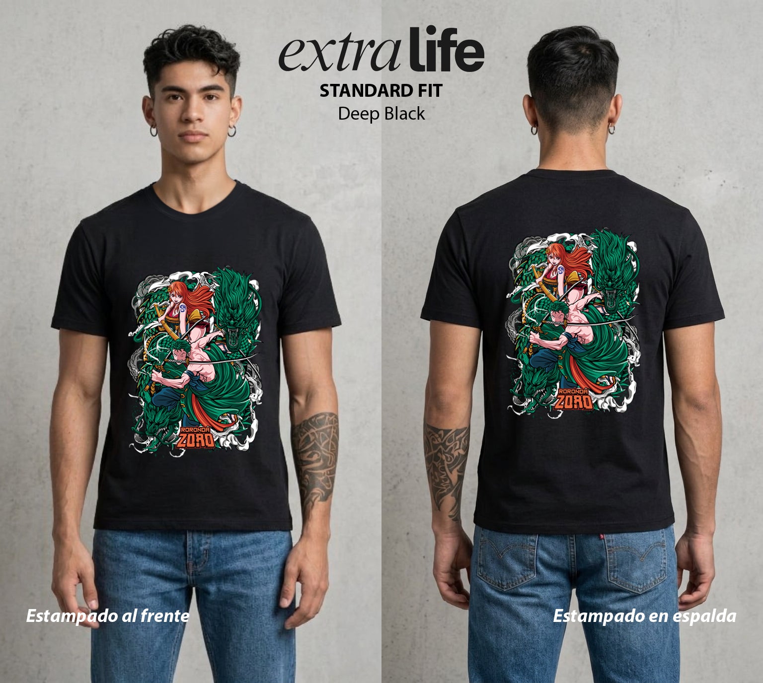Mar de los Piratas | Tres Espadas #03275 - Playera Standard Fit | Deep Black - Foto en modelo
