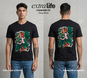 Mar de los Piratas | Tres Espadas #03275 - Playera Standard Fit | Deep Black - Foto en modelo