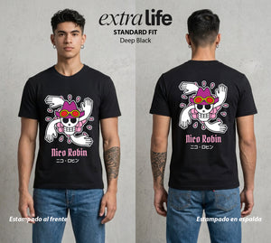 Mar de los Piratas | Flores del Pasado con Bandera #03282 - Playera Standard Fit | Deep Black - Foto en modelo