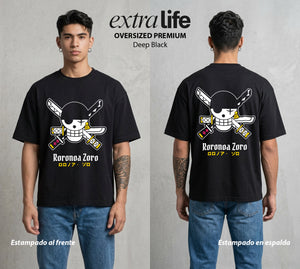 Mar de los Piratas | Tres Espadas con Bandera #03296 - Playera Oversized Premium | Deep Black - Foto en modelo