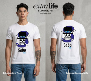Mar de los Piratas | El Hermano del Fuego con Bandera #03300 - Playera Standard Fit | Pure White - Foto en modelo