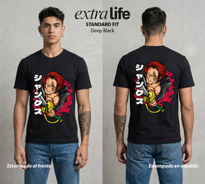 Mar de los Piratas | La Sonrisa del Pirata #03315 - Playera Standard Fit | Deep Black - Foto en modelo