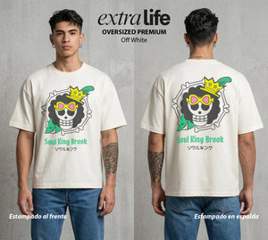 Mar de los Piratas | El Musico del Mas Alla con Bandera #03326 - Playera Oversized Premium | Off White - Foto en modelo