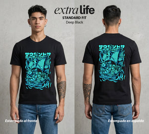 Mar de los Piratas | El Navio Solar #03334 - Playera Standard Fit | Deep Black - Foto en modelo