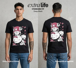 Mar de los Piratas | Los Dos Barcos #03335 - Playera Standard Fit | Deep Black - Foto en modelo