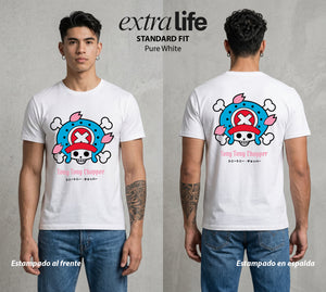 Mar de los Piratas | El Medico Reno con Bandera #03338 - Playera Standard Fit | Pure White - Foto en modelo