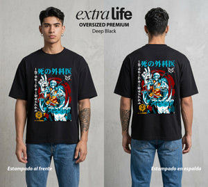 Mar de los Piratas | La Tripulacion del Cirujano #03343 - Playera Oversized Premium | Deep Black - Foto en modelo