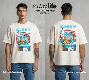 Mar de los Piratas | La Tripulacion del Cirujano #03343 - Playera Oversized Premium | Off White - Foto en modelo