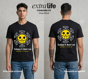 Mar de los Piratas | El Cirujano del Espacio con Bandera #03346 - Playera Standard Fit | Deep Black - Foto en modelo