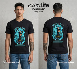 Mar de los Piratas | El Cirujano del Espacio #03348 - Playera Standard Fit | Deep Black - Foto en modelo