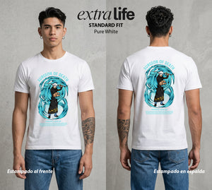 Mar de los Piratas | El Cirujano del Espacio #03348 - Playera Standard Fit | Pure White - Foto en modelo