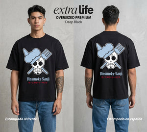 Mar de los Piratas | Patada Llameante con Bandera #03366 - Playera Oversized Premium | Deep Black - Foto en modelo