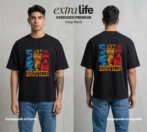 Mar de los Piratas | Somos Hermanos #03369 - Playera Oversized Premium | Deep Black - Foto en modelo