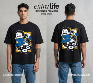 El Pequeno Gran Rey | El Pequeno Rey #03436 - Playera Oversized Premium | Deep Black - Foto en modelo