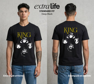 El Pequeno Gran Rey | El Equipo del Reino #03437 - Playera Standard Fit | Deep Black - Foto en modelo