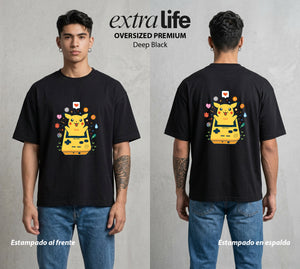 El Mundo Entrenador | El Rayo de Kanto #03447 - Playera Oversized Premium | Deep Black - Foto en modelo