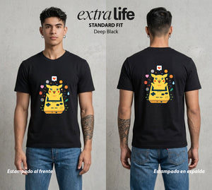 El Mundo Entrenador | El Rayo de Kanto #03447 - Playera Standard Fit | Deep Black - Foto en modelo
