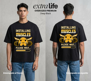 El Mundo Entrenador | El Rayo de Kanto en el Gym #03449 - Playera Oversized Premium | Deep Black - Foto en modelo