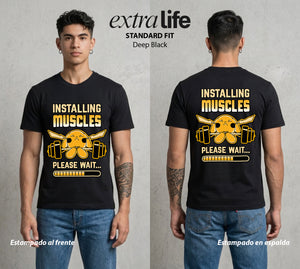 El Mundo Entrenador | El Rayo de Kanto en el Gym #03449 - Playera Standard Fit | Deep Black - Foto en modelo