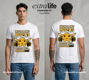 El Mundo Entrenador | El Rayo de Kanto en el Gym #03449 - Playera Standard Fit | Pure White - Foto en modelo