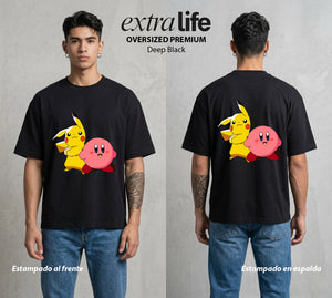 Varios Mundos | El Rayo de Kanto #03451 - Playera Oversized Premium | Deep Black - Foto en modelo