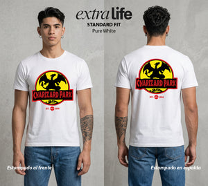 El Mundo Entrenador | El Dragon del Fuego #03472 - Playera Standard Fit | Pure White - Foto en modelo
