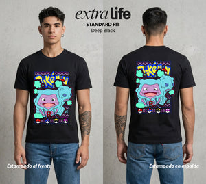 El Mundo Entrenador | La Navidad del Veneno Navidad Gamer #03515 - Playera Standard Fit | Deep Black - Foto en modelo