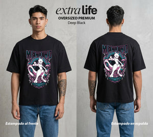 El Mundo Entrenador | La Criatura del Laboratorio #03530 - Playera Oversized Premium | Deep Black - Foto en modelo