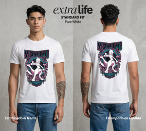 El Mundo Entrenador | La Criatura del Laboratorio #03530 - Playera Standard Fit | Pure White - Foto en modelo