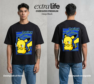 El Mundo Entrenador | El Rayo de Kanto en Pixel #03538 - Playera Oversized Premium | Deep Black - Foto en modelo