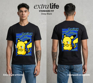 El Mundo Entrenador | El Rayo de Kanto en Pixel #03538 - Playera Standard Fit | Deep Black - Foto en modelo