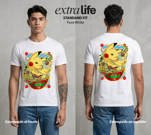 El Mundo Entrenador | El Rayo de Kanto con Ramen #03539 - Playera Standard Fit | Pure White - Foto en modelo