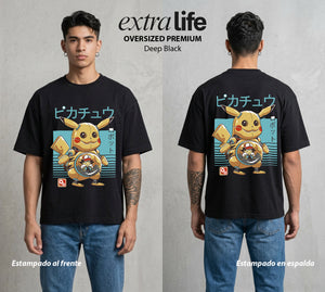 El Mundo Entrenador | El Rayo de Kanto #03540 - Playera Oversized Premium | Deep Black - Foto en modelo