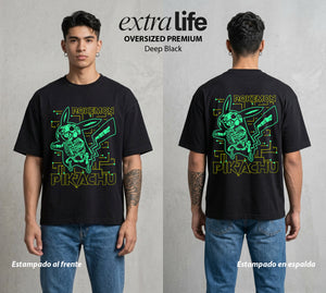 El Mundo Entrenador | El Rayo de Kanto Rayos X #03542 - Playera Oversized Premium | Deep Black - Foto en modelo