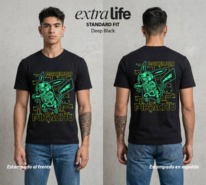 El Mundo Entrenador | El Rayo de Kanto Rayos X #03542 - Playera Standard Fit | Deep Black - Foto en modelo